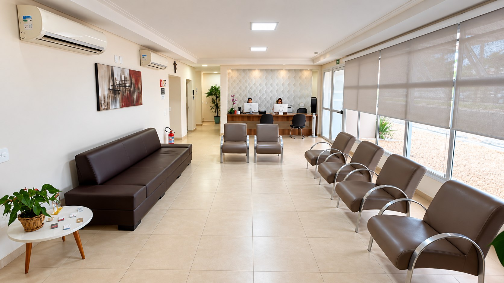 Recepção da Clínica Revita com sala de espera e balcão de atendimento