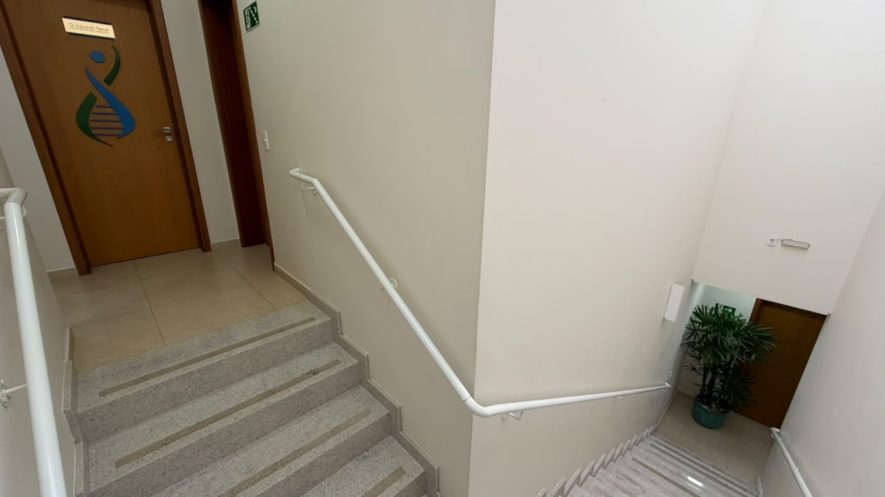 Escadas de acesso ao piso superior da Clínica Revita